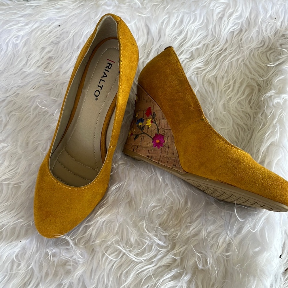 RIALTO wedges mustard yellow size 61/2